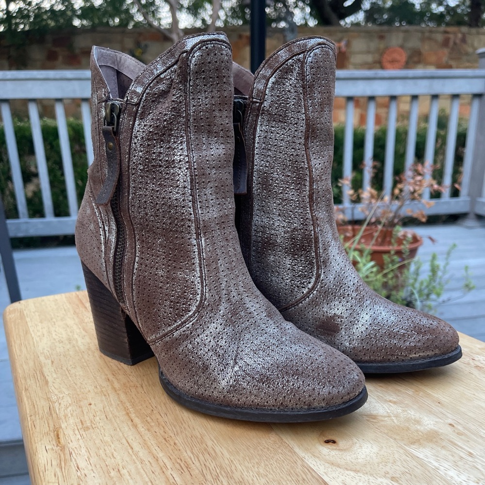 Seychelles Women’s Around The World Metallic Pewter Leather Ankle Boot size 9